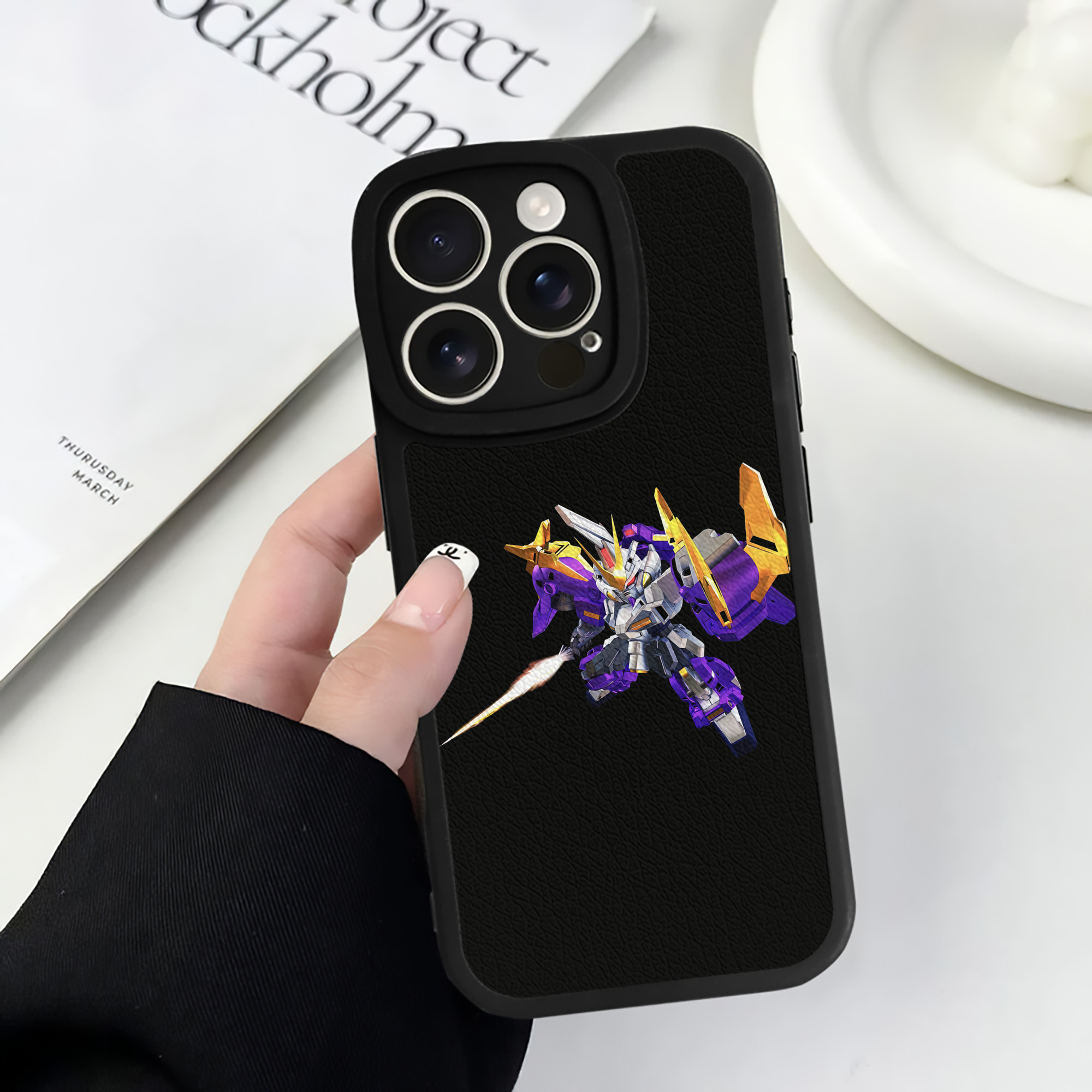 （画像用） 機動戦士ガンダム Mobile Suit Gundam 【iPhone 16シリーズ対応】シリコンスマホケース（レザー調） 材質：シリコン